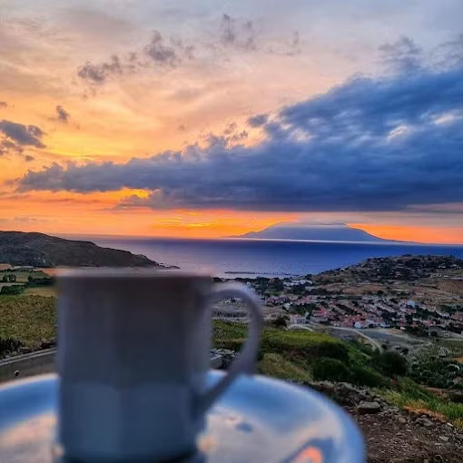 Manzaraya karşı kahve