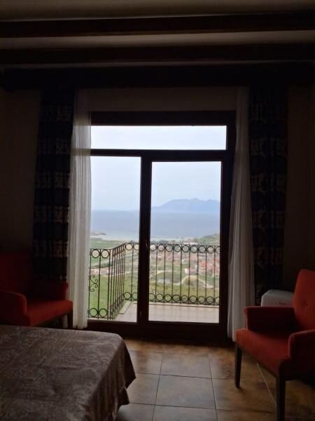Yatak ve balkon kapısı