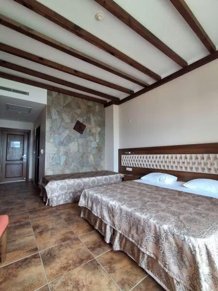 Ahşap tavanlı oda