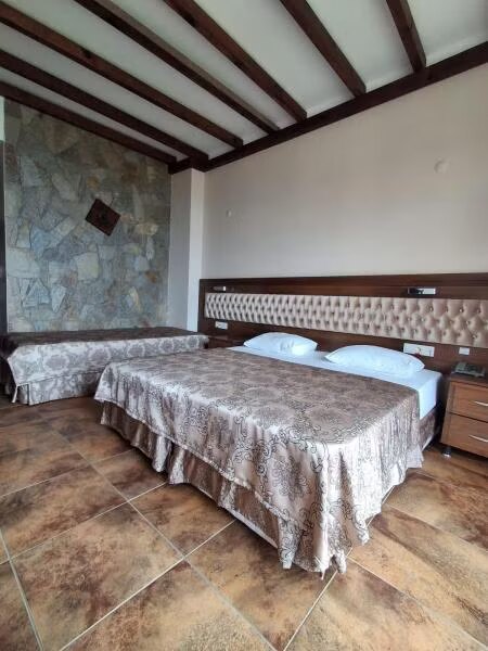 Balkon kapısından deniz manzarası