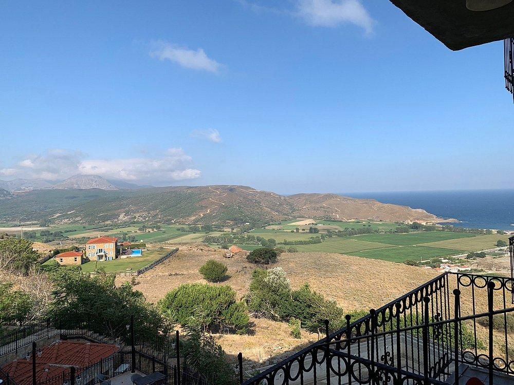 Balkondan tarla ve deniz manzarası